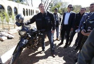 PASSEIO DE DIA DOS PAIS: Bolsonaro anda de moto, pilota jet ski e visita feira