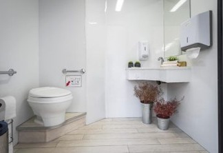 Empresas alugam banheiro químico de luxo com espelho e até ar-condicionado