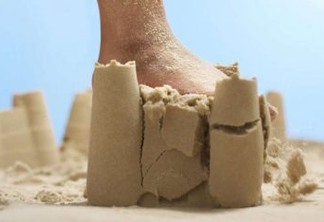 A fragilidade dos castelos de areia - Por Rui Leitão