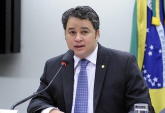 Efraim Filho disputa hoje a liderança nacional do Democratas