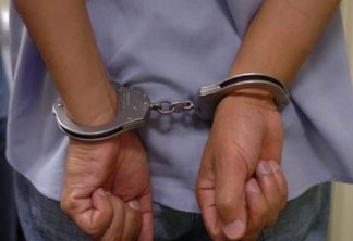Homem é preso acusado de espancar e estuprar a própria mãe, no Cariri paraibano