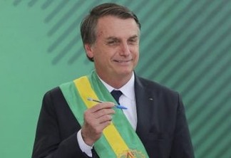 Brazil's new President Jair Bolsonaro poses with the pen used during the swearing-in ceremony for the minsters at the Planalto Palace in Brasilia on January 1, 2019, after his own inauguration at the national Congress. - Bolsonaro takes office with promises to radically change the path taken by Latin America's biggest country by trashing decades of centre-left policies. (Photo by Sergio LIMA / AFP)