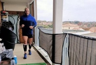 Em quarentena, francês corre maratona na varanda de apartamento - VEJA VÍDEO