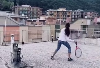De prédios diferentes, vizinhas jogam tênis em seus telhados em meio a isolamento social