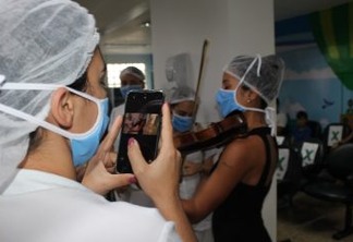 Cliente organiza apresentação com violino para equipe do Hospital Moacir Dantas