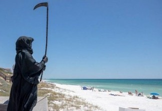 Homem se veste de 'Morte' e percorre praias para assustar banhistas na quarentena