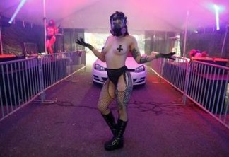 Clube de strip tease cria drive-thru com pole dance durante a quarentena