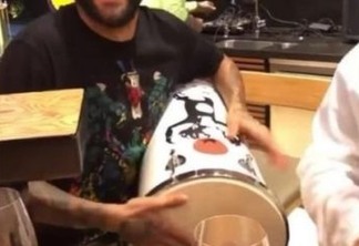 Após ficar fora de viagem do São Paulo, Daniel Alves posta vídeo tocando instrumento - VEJA VÍDEO
