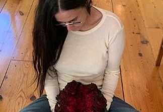 Atriz recebe buquê de rosas em formato de vagina
