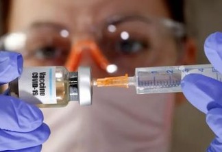 Laboratório afirma que vacina de Oxford contra Covid-19 tem eficácia de até 90%