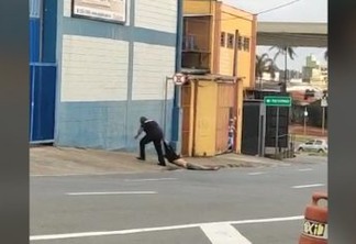 ABSURDO! Homem é arrastado pela rua por segurança – VEJA VÍDEO