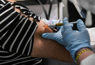 Vacinação contra a Covid-19 vai começar com profissionais de saúde, idosos e indígenas