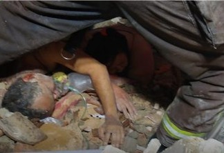 Explosão de botijão de gás derruba sete casas e deixa quatro mulheres mortas