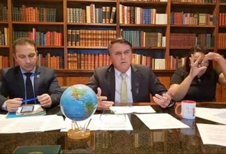 Em resposta a Lula, Bolsonaro faz live com globo terrestre em cima da mesa