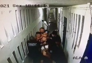 FLAGRANTE! Câmeras registram policiais penais espancando presos com chutes e pisões e MP pede afastamento dos envolvidos - VEJA VÍDEO