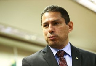 Vice da Câmara se diz na trincheira contra Bolsonaro e que estuda aval para abrir impeachment como interino