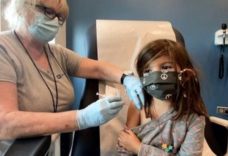 Foto: Criança recebe vacina da COVID, nos EUA