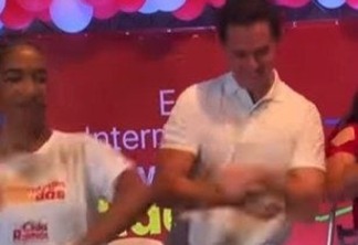 CAIU NO PASSINHO: Veneziano 'viraliza' ao fazer dancinha do TikTok durante agenda em João Pessoa - VEJA VÍDEO