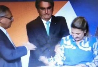 Bolsonaro troca caneta de nova presidente da Caixa para assinatura ser com Bic e viraliza na web: "Não tem noção" - VEJA VÍDEO