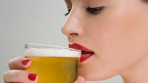 mulher-bebendo-cerveja1