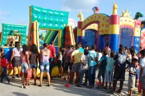 As crianças aguardavam em filas para brincas nas atrações do parque inflável