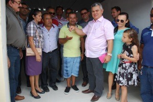 O comerciantes Wellington Fernandes recebendo as chaves das mãos do prefeito, Marcelo Rodrigues