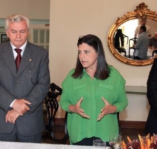 foto-mostra-a-governadora-roseana-sarney-ao-lado-do-presidente-da-assembleia-a-esquerda-que-vai-assumir-o-cargo-na-terca-1417718784498_615x300