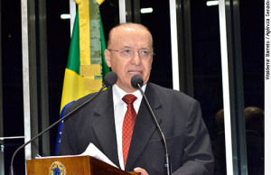 Em discurso na tribuna do Senado, senador Antônio Carlos Valadares (PSB-SE).