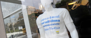 Politica / Loja na avenida Bandeirantes vende camisa pedindo o impeachment