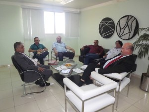 Deputado Jeová Campos, secretário Cláudio Lima, vereador Alisson e assessores de Jeová durante a reunião na SSP