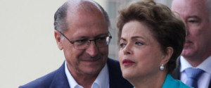 SP - DILMA/CATANDUVA - POLÍTICA - A presidente Dilma Rousseff e o   governador de São Paulo, Geraldo   Alckmin, durante cerimônia de entrega   de 1.237 unidades do programa Minha   Casa Minha Vida em Catanduva, no   interior do estado, nesta terça-feira   (25).    25/08/2015 - Foto: LUCIANO CLAUDINO/CÓDIGO19/ESTADÃO CONTEÚDO