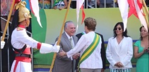 7set2015---a-presidente-dilma-rousseff-cumprimenta-o-vice-presidente-michel-temer-pmdb-durante-as-comemoracoes-do-dia-da-independencia-do-brasil-em-brasilia-1441628332526_615x300