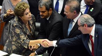 Brasília - A presidenta Dilma Rousseff cumprimenta o presidente da Câmara, Eduardo Cunha, na abertura do Ano Legislativo,  no Congresso Nacional (Wilson Dias/Agência Brasil)