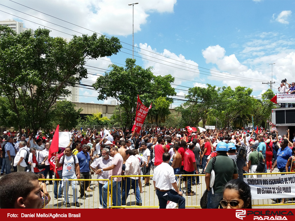 DM_protestos-contra-e-a-favor-de-Lula-em-frente-ao-Forum-da-Barra-Funda_17022016003