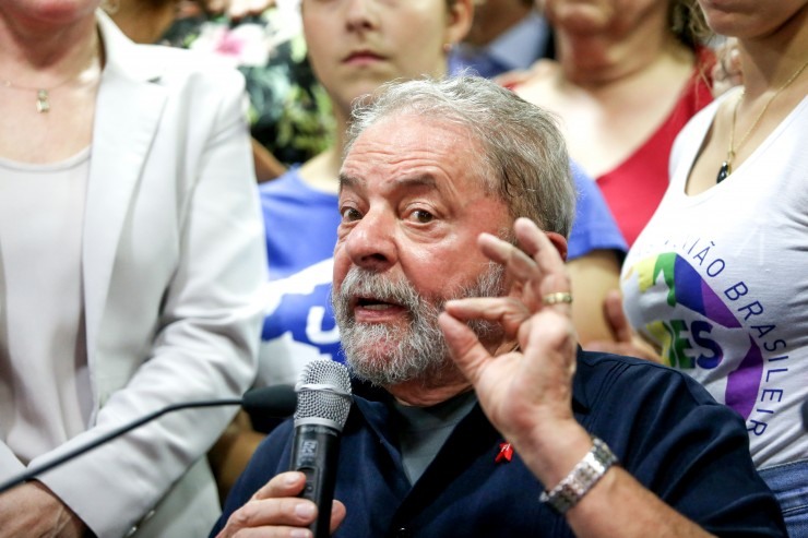 http-fotospublicas.s3.amazonaws.com-wp-content-uploads-2016-03-PP_Ex-presidente-Lula-fala-com-jornalistas-apos-prestar-depoimento-na-Policia-Federal_201603040007-e1457469907368