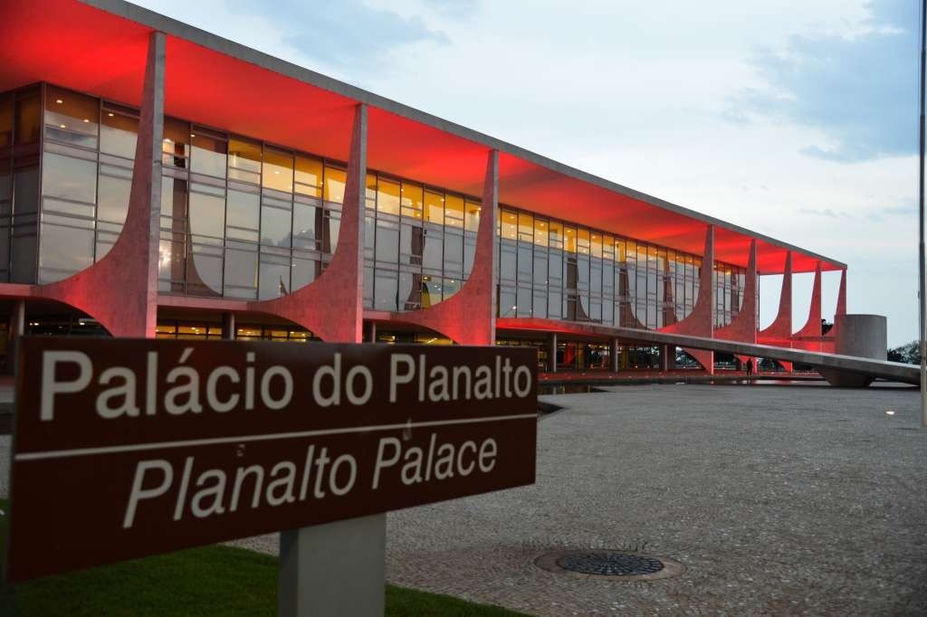 Brasília - Palácio do Planalto é um dos monumentos de Brasília iluminados de rosa para a campanha Outubro Rosa, de conscientização sobre importância da detecção precoce do câncer de mama (Valter Campanato/Agência Brasil)