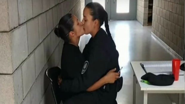 beijo-policiais