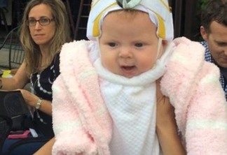 Bebezinha vestida de papa chama atenção durante visita do Pontífice aos EUA