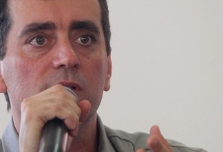 Presidente da Samarco presta depoimento à polícia em Belo Horizonte