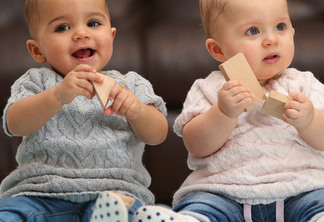 Mulher dá à luz gêmeas com tons de pele diferentes: 'ninguém acredita que são irmãs'