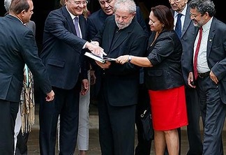 Após café com Lula, senadores do PMDB se unem ao PSDB