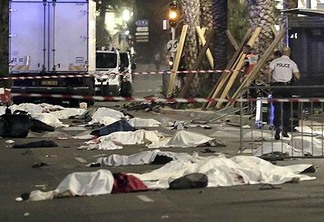 TERROR EM NICE: Momento Exato Caminhão Atropela em Nice França - VEJA VÍDEOS