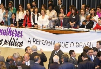 Especialista destaca luta das mulheres na política e afirma que impeachment de Dilma tem toques de machismo