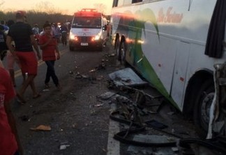 Acidente de ônibus no Sertão da Paraíba deixa mais de 40 feridos e três pessoas mortas