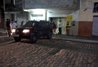 VÁRIOS TIROS: Jornalista tem carro roubado e usado para ataque à agência dos Correios, na PB - VEJA VÍDEO