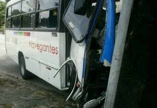 Motorista sofre infarto e ônibus bate em poste na Avenida Epitácio Pessoa; IMAGENS FORTES