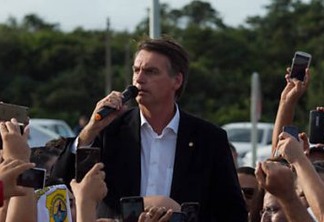 Bolsonaro arrebata direita jovem e nordestina com ideologia da pistola 'pá, pá, pá'