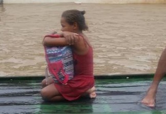 Fugindo da enchente, menina pernambucana escolhe salvar livros e comove as redes