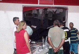 Bandidos explodem agência bancária em Boqueirão nesta madrugada