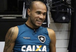Atacante do Botafogo será operado no domingo para retirada de tumor no rim